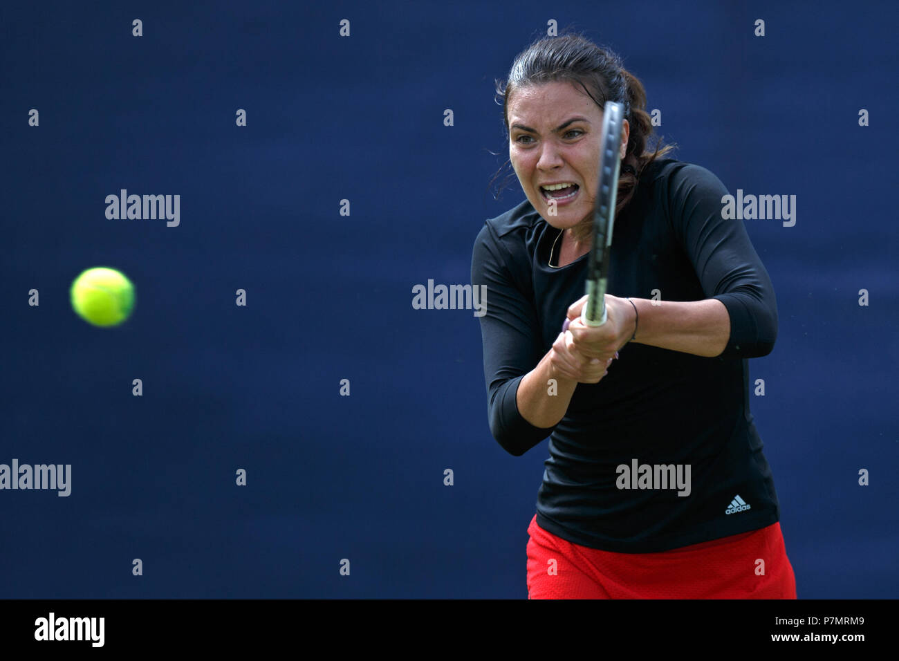 Elena-Gabriela Ruse joue un coup au cours d'un match en 2018. Ruse est une joueuse de tennis de la Roumanie. Banque D'Images