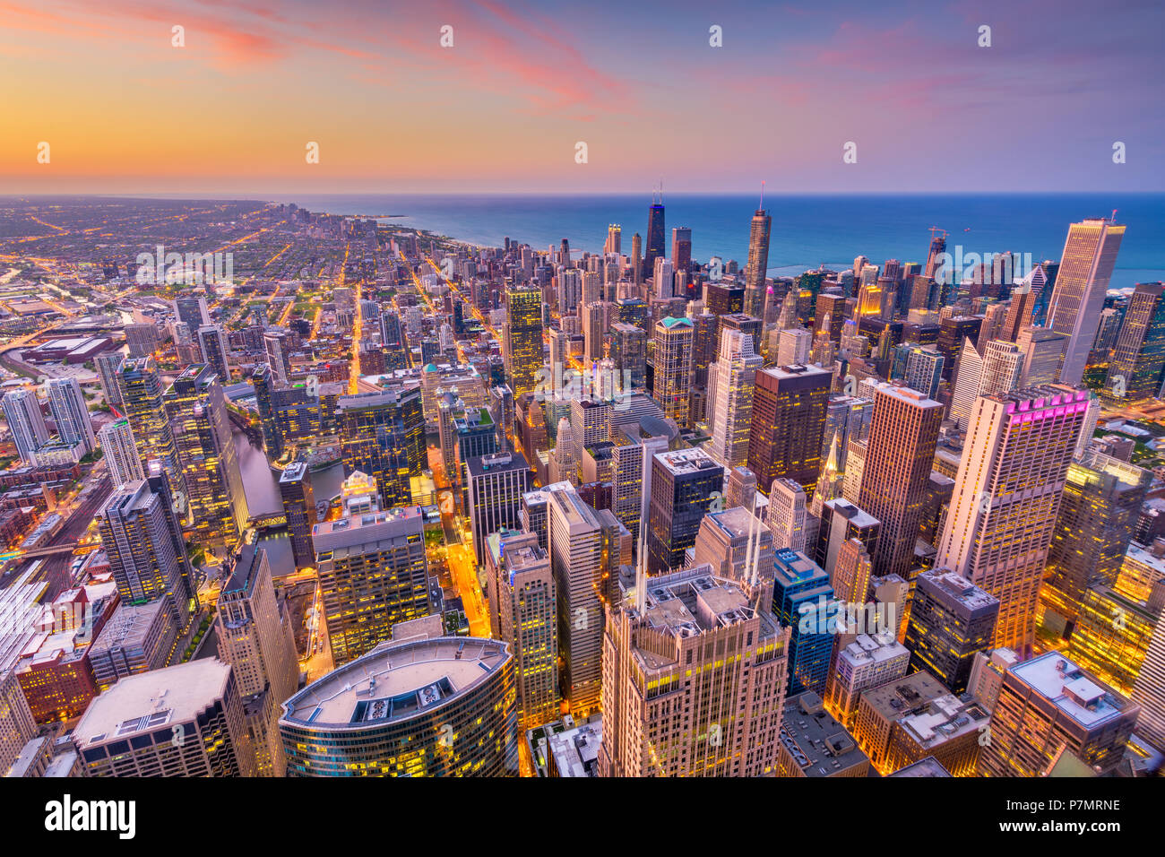 Chicago, Illinois, USA aerial downtown skyline at Dusk, vers le lac Michigan. Banque D'Images