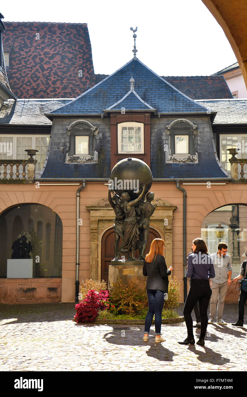 La France, Haut Rhin, Alsace, Colmar, cour du musée et maison natale de Bartholdi statue, appelé Grand prend en charge du Monde (Les grands soutiens du Monde) Banque D'Images