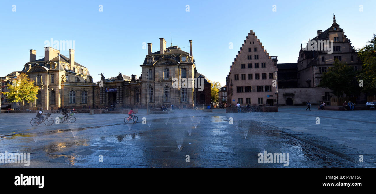 La France, Bas Rhin, Strasbourg, vieille ville classée au Patrimoine Mondial de l'UNESCO, Place du Château, le Palais des Rohan, qui abrite le Musée des Arts décoratifs, les beaux-arts et d'Archéologie Banque D'Images