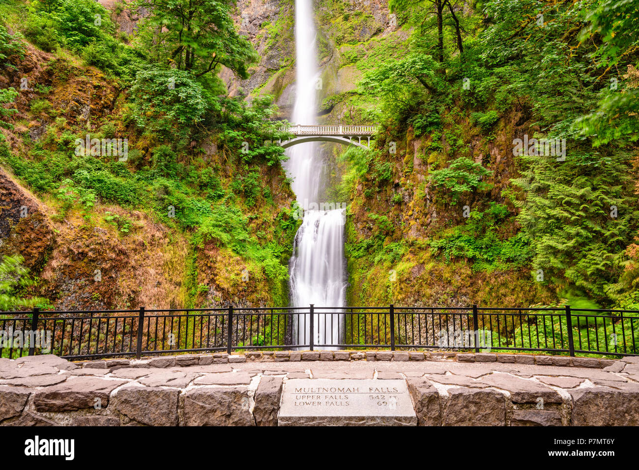 Multnomah Falls, Oregon, USA situé dans la gorge du Columbia. Banque D'Images