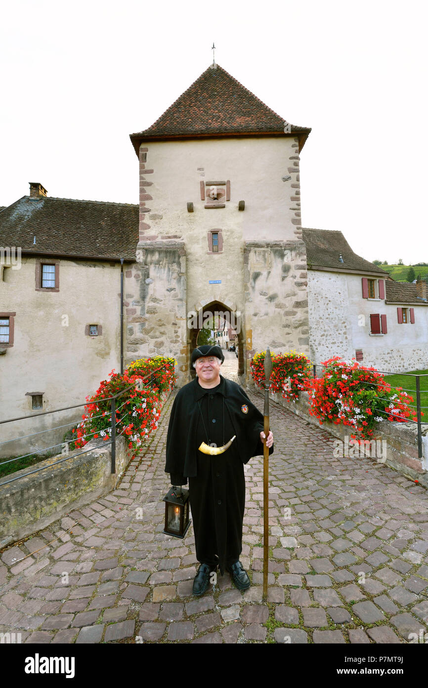 La France, Haut Rhin, Alsace Wine Route, Turckheim, le veilleur de nuit en face de la marque gate (Öltor) Banque D'Images