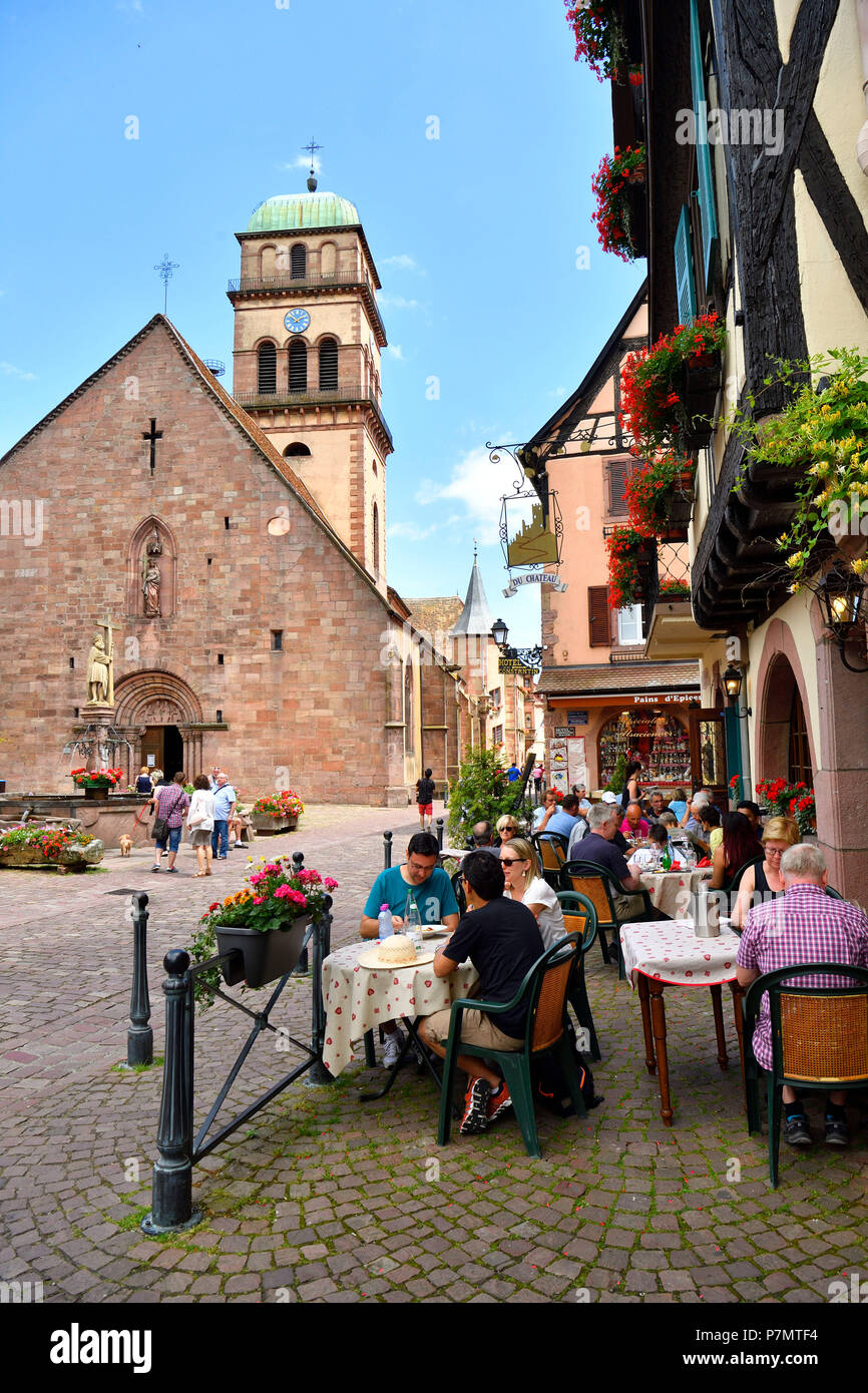 La France, Haut Rhin, Alsace Route des Vins, Kaysersberg, place de l'Eglise, Winstub du Chateau (Château) winstub et église Sainte Croix Banque D'Images