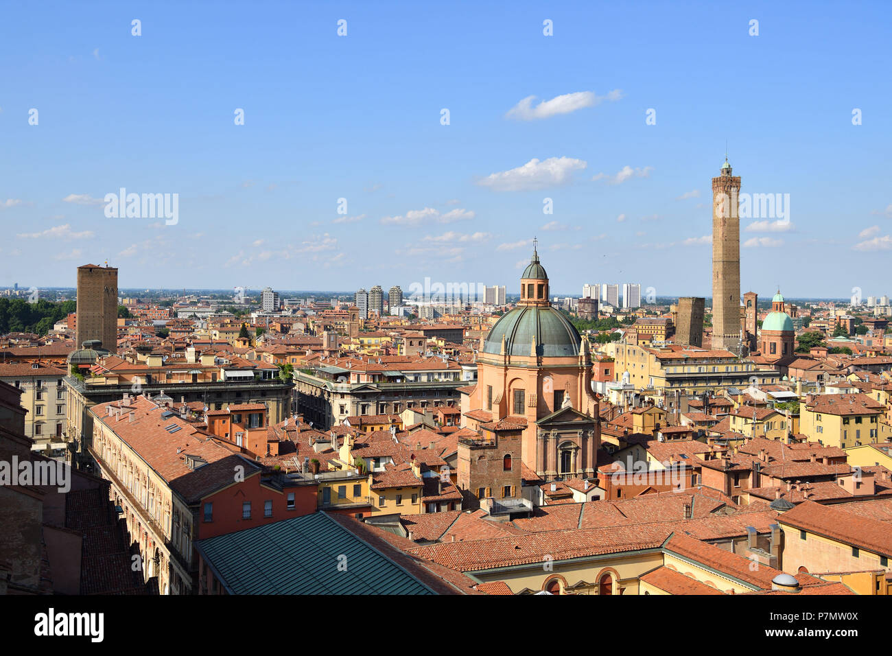L'Italie, l'Emilie Romagne, Bologne, la vieille ville avec le sanctuaire de Santa Maria della Vita style baroque conçu par l'architecte Giuseppe Tubertini dôme du xviiie siècle, la tour Asinelli (12ème siècle) de haut et de 97,2 mètres de la tour Garisenda (48 m) Banque D'Images