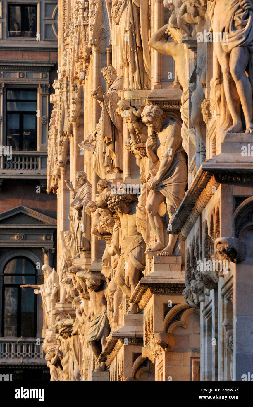 L'Italie, Lombardie, Milan, Piazza del Duomo, la cathédrale de la Nativité de la Sainte Vierge (Duomo), construit entre le 14ème siècle et le 19ème siècle est la troisième plus grande église dans le monde Banque D'Images