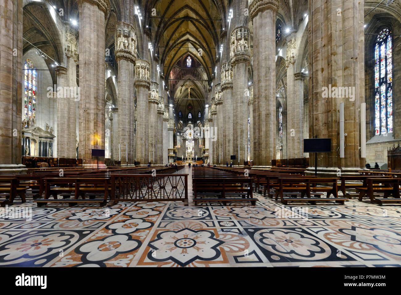 L'Italie, Lombardie, Milan, Piazza del Duomo, la cathédrale de la Nativité de la Sainte Vierge (Duomo), construit entre le 14ème siècle et le 19ème siècle est la troisième plus grande église dans le monde Banque D'Images