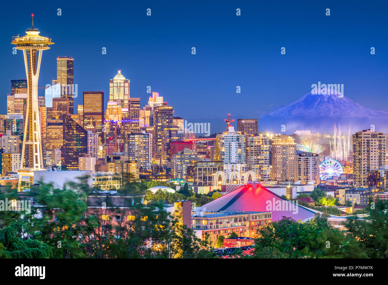 Seattle, Washington, États-Unis, le centre-ville de nuit avec Mt. Rainier. Banque D'Images