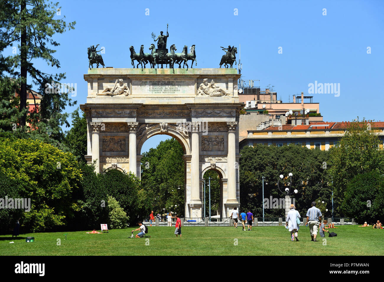 L'Italie, Lombardie, Milan, le parc Sempione (PARCO) Siempone, Simplon Gate (Porta Sempione), marquée par un monument de triomphe appelé arche de la paix (Arco della Pace) construite par l'architecte Luigi Cagnola en 1807 en vertu de la règle napoléonienne Banque D'Images