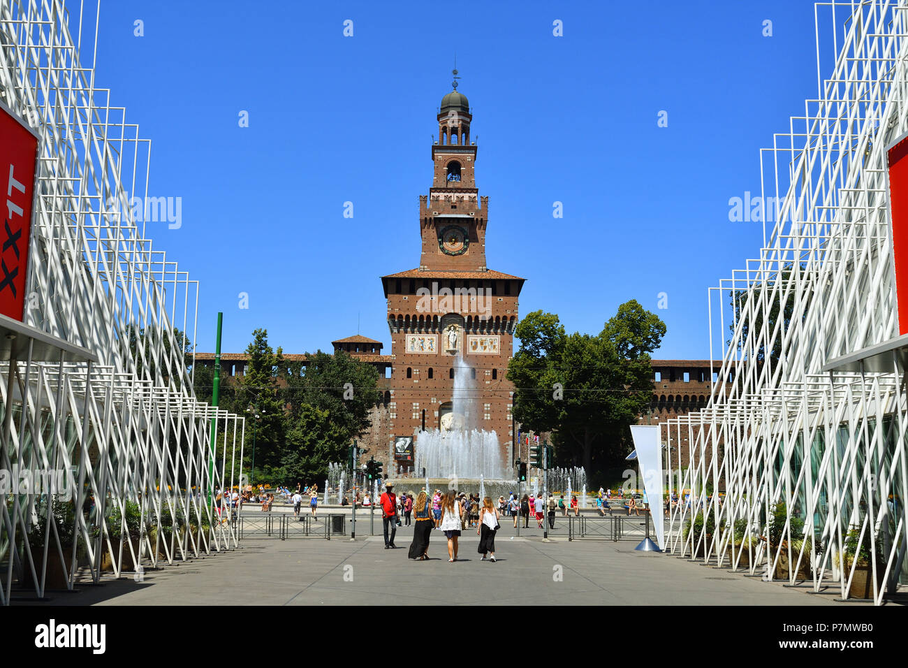 L'Italie, Lombardie, Milan, Largo Cairoli square et Castello Sforzesco (Château des Sforza), construit au 15ème siècle par le duc de Milan Francesco Sforza, Torre del Filarete, tour construite par l'architecte Antonio di Pietro Averlino (ou Averulino) également connu sous le nom de Filarete Banque D'Images