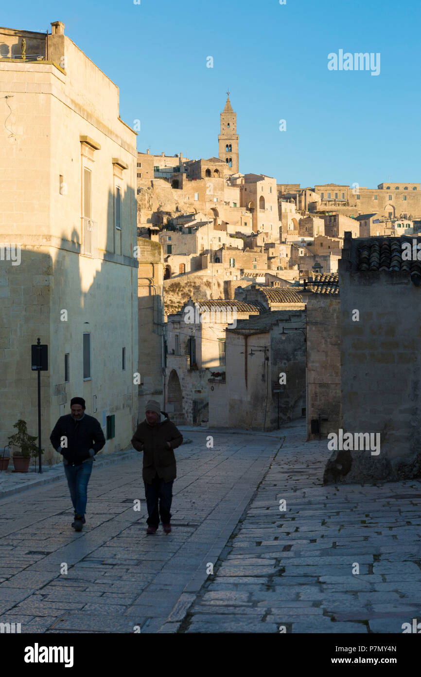 Le centre historique appelé Sassi perché sur les rochers au-dessus de la colline, Matera, Matera province, Basilicate, Italie Banque D'Images