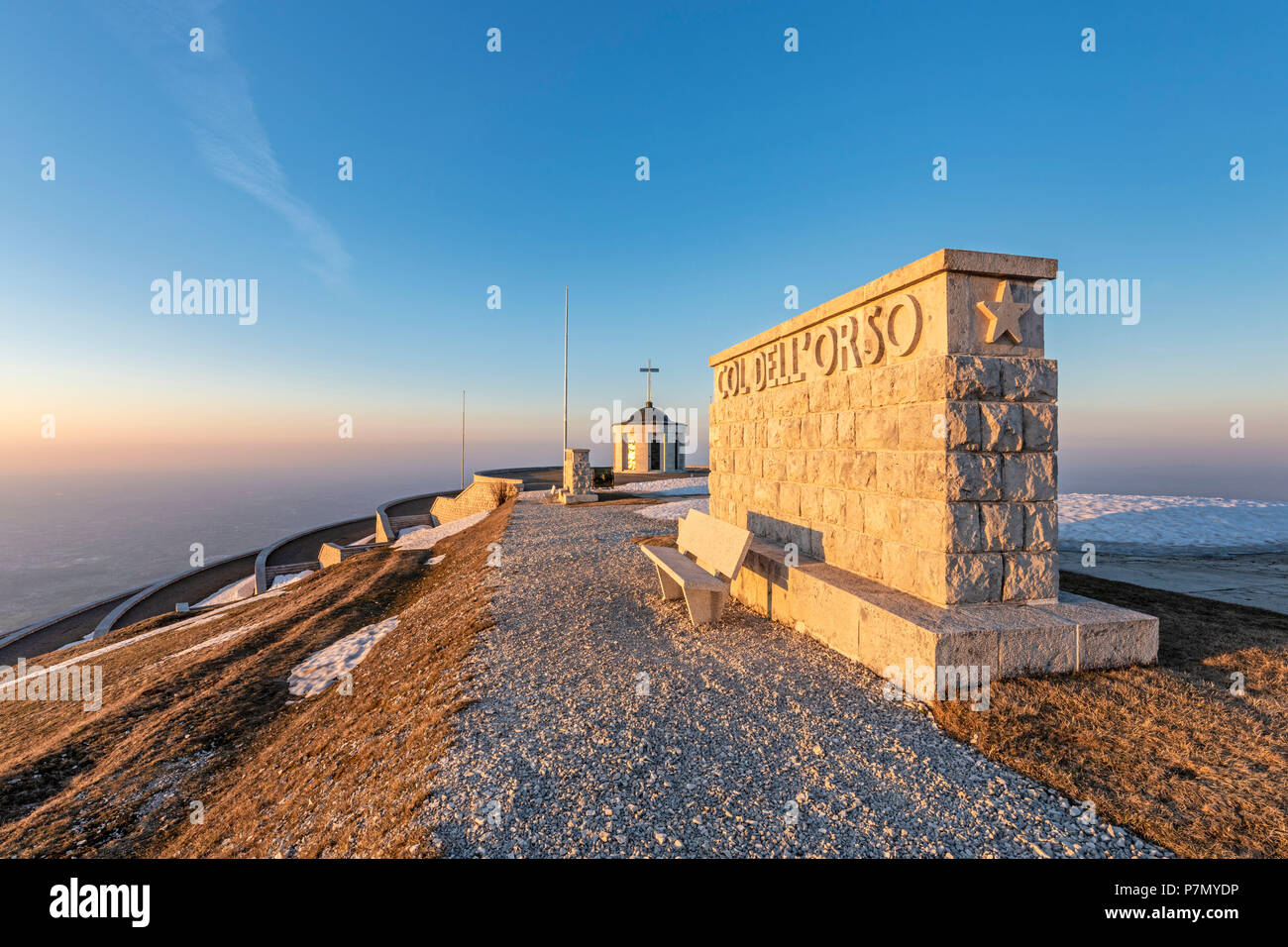 Le Monte Grappa, province de Vicenza, Vénétie, Italie, Europe, le lever du soleil au sommet du Monte Grappa, où il y a un monument militaire. Banque D'Images