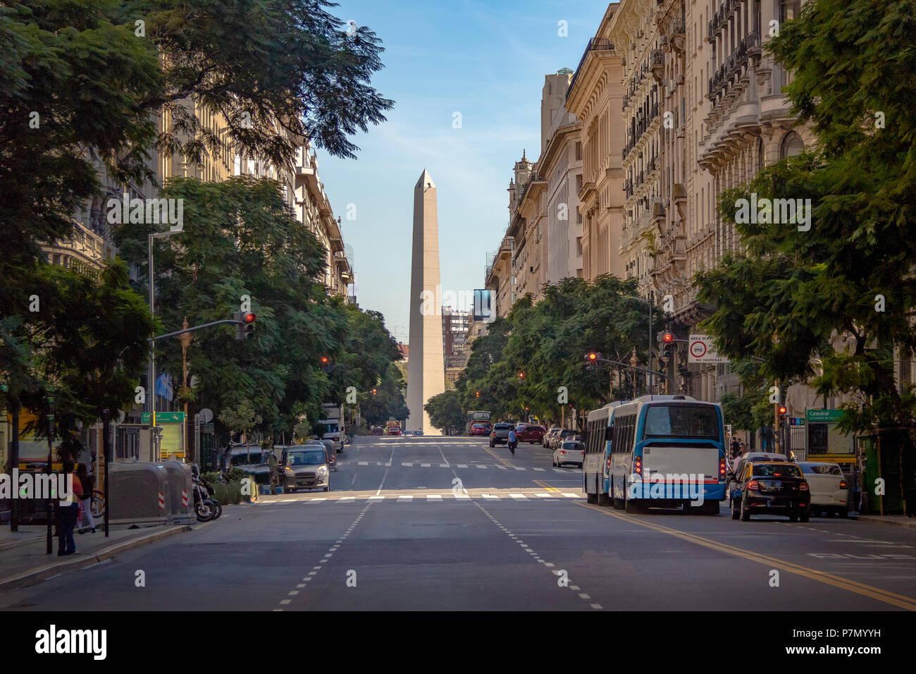 L'Avenue Corrientes avec obélisque sur arrière-plan - Buenos Aires, Argentine Banque D'Images