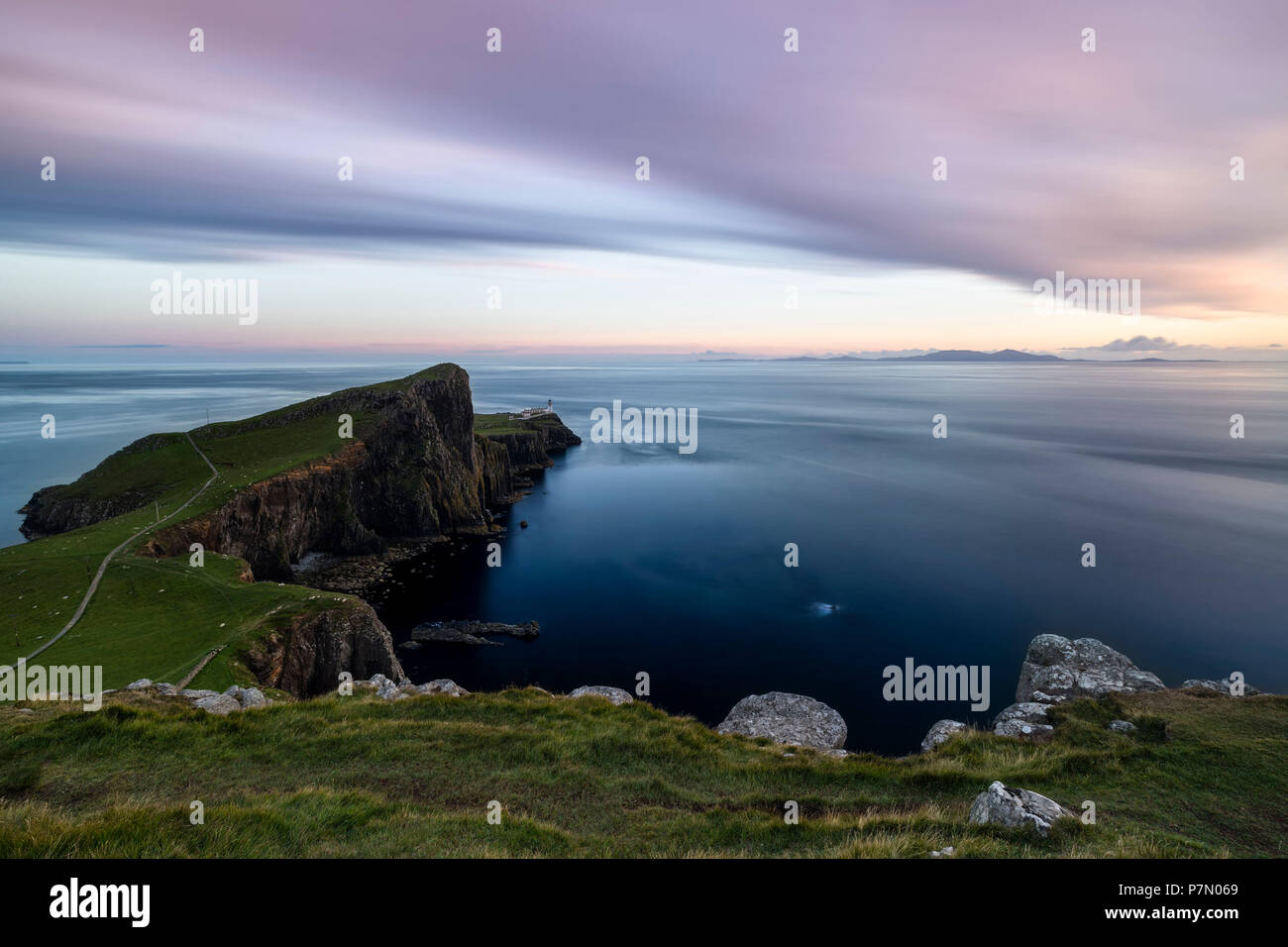 Coucher du soleil d'été à Neist Point Lighthouse, île de Skye, Écosse, hébrides intérieures, de l'Europe Banque D'Images