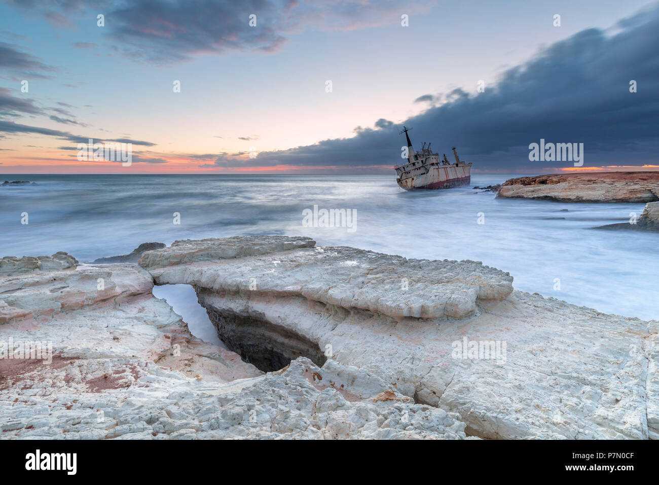 Chypre, Paphos, Coral Bay, le naufrage de Edro III au coucher du soleil Banque D'Images