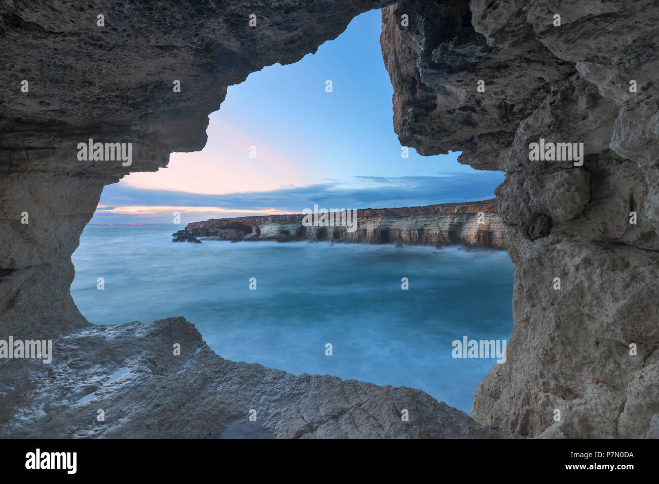 Chypre, Ayia Napa, la mer des grottes à Cape Greco au crépuscule Banque D'Images