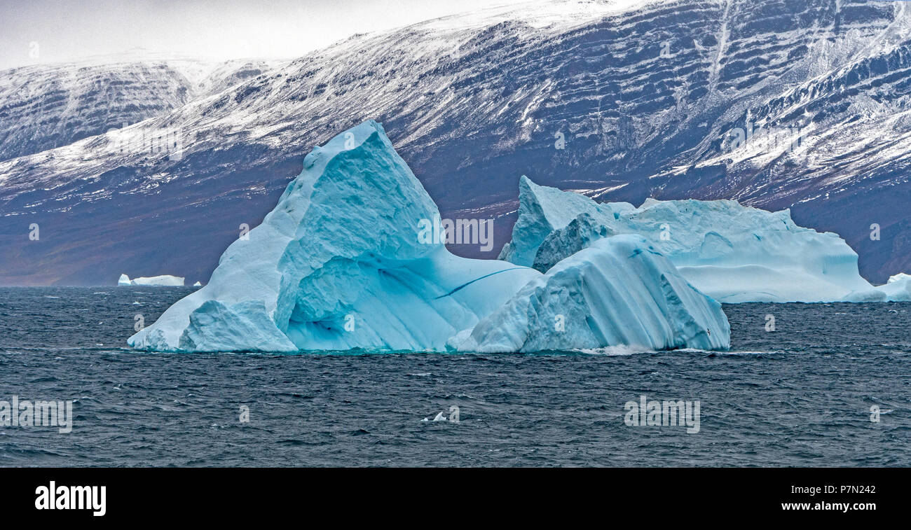 La glace flottant le long d'une côte du Groenland à distance le long de la péninsule de Nugssuaq Banque D'Images