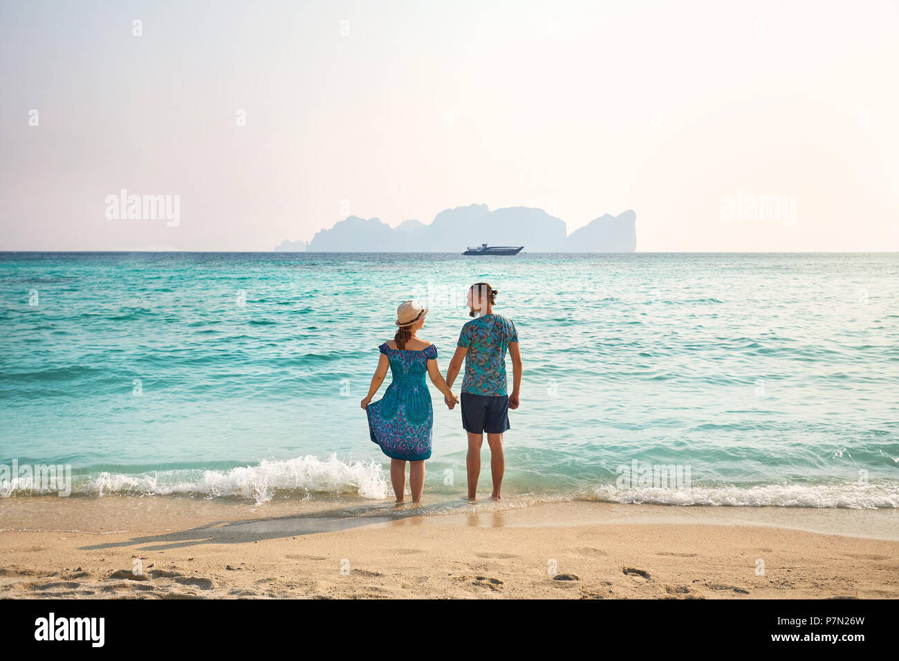 Couple Heureux En Robe Verte Sur La Plage Tropicale De Lîle