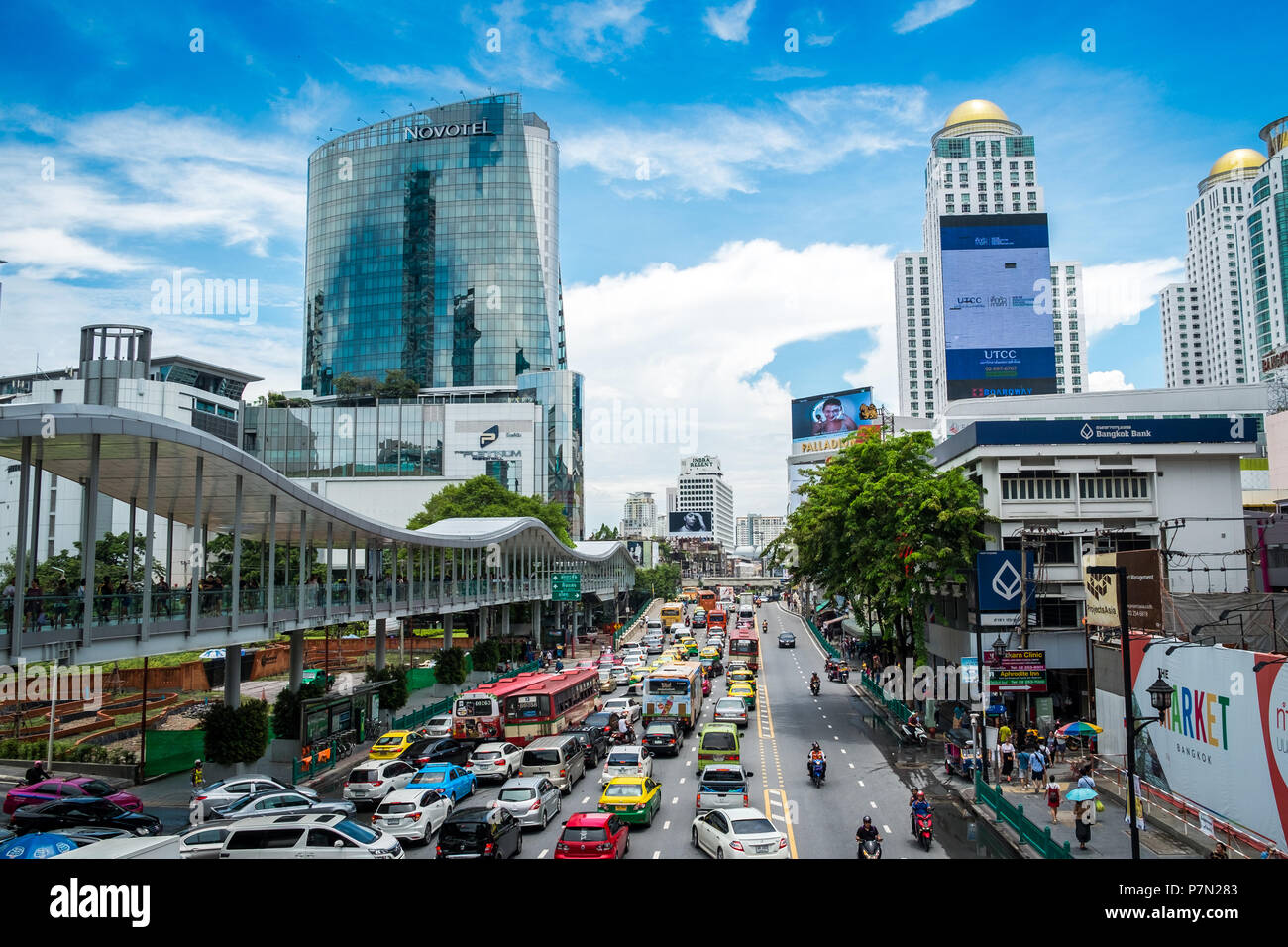 Bangkok, Thaïlande - Mai 01,2018 beaucoup de gens sur l'horizon de Bangkok, Sukhumvit Road, Pratunam. Banque D'Images