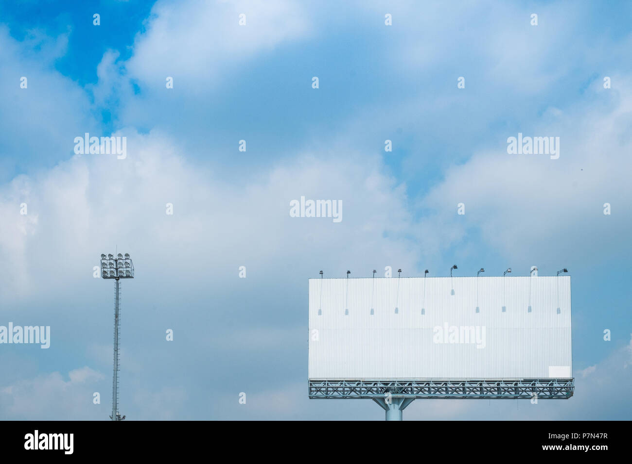 Bilboard avec éclairage blanc sports,fond de ciel bleu. Banque D'Images