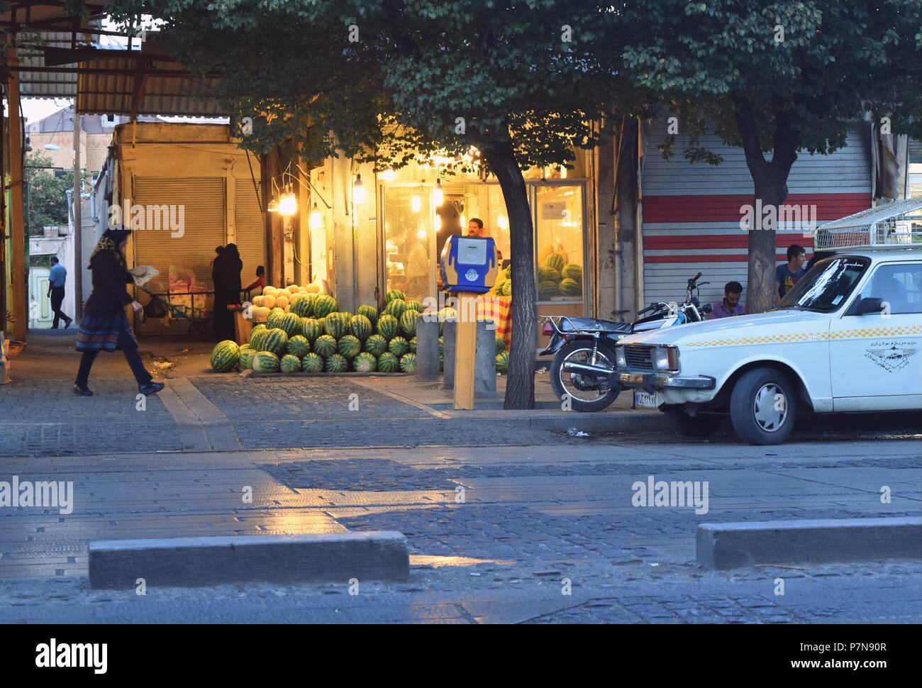 Vue sur la rue des marchés et la vie quotidienne de personnes en Iran Banque D'Images