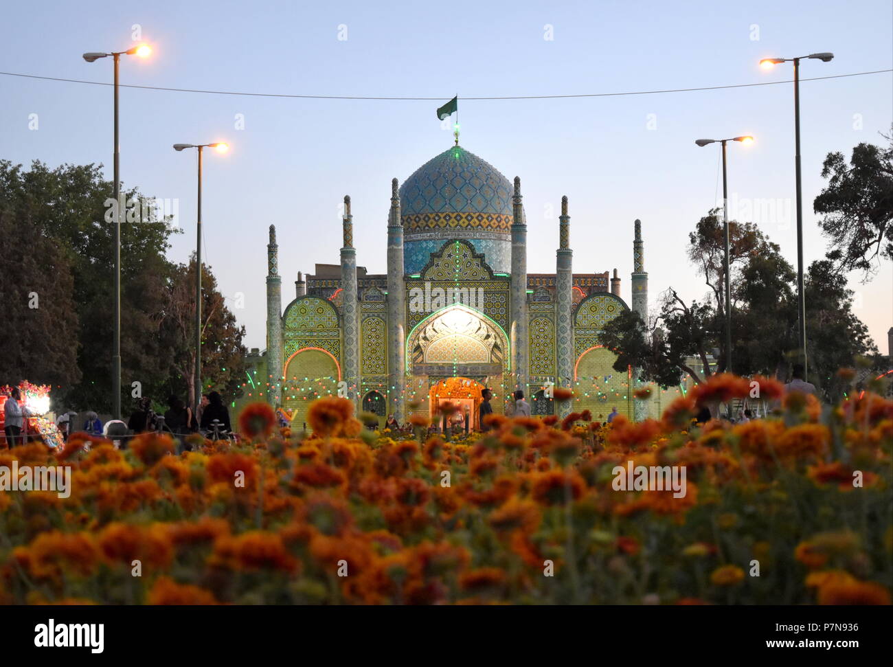 Crépuscule par sainte chiite islamique Imamzadeh culte avec belle architecture iranienne de plusieurs minarets et grand dôme à Qazvin, en Iran Banque D'Images