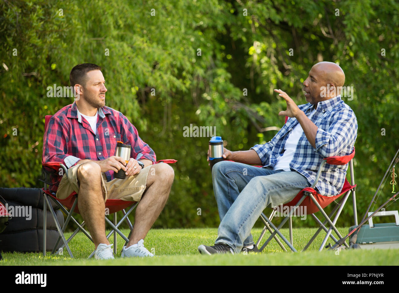 Amis parler et le camping. Banque D'Images