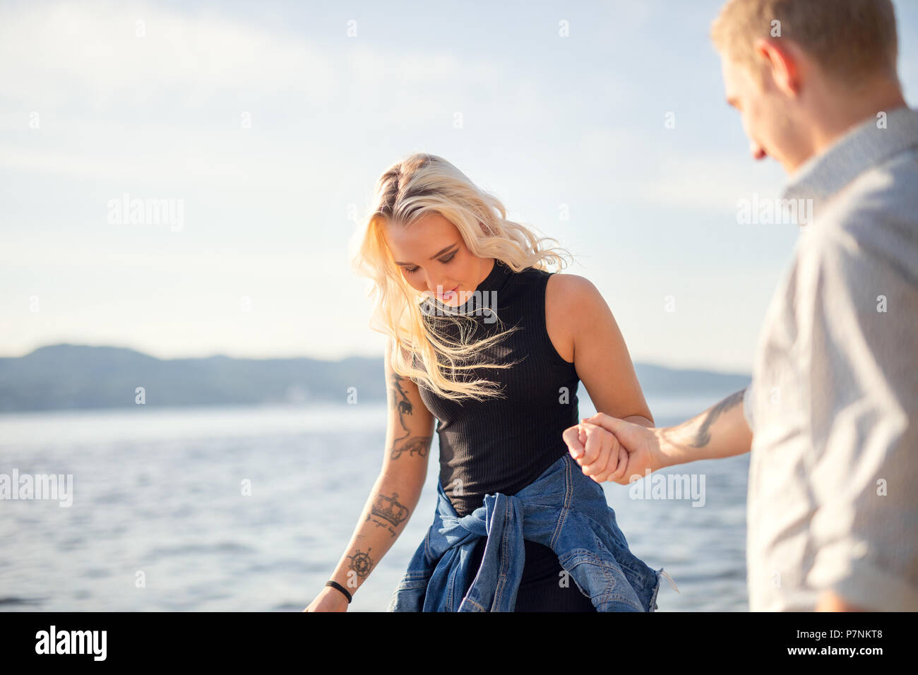 Dans l'amour couple holding hands at the beach Banque D'Images