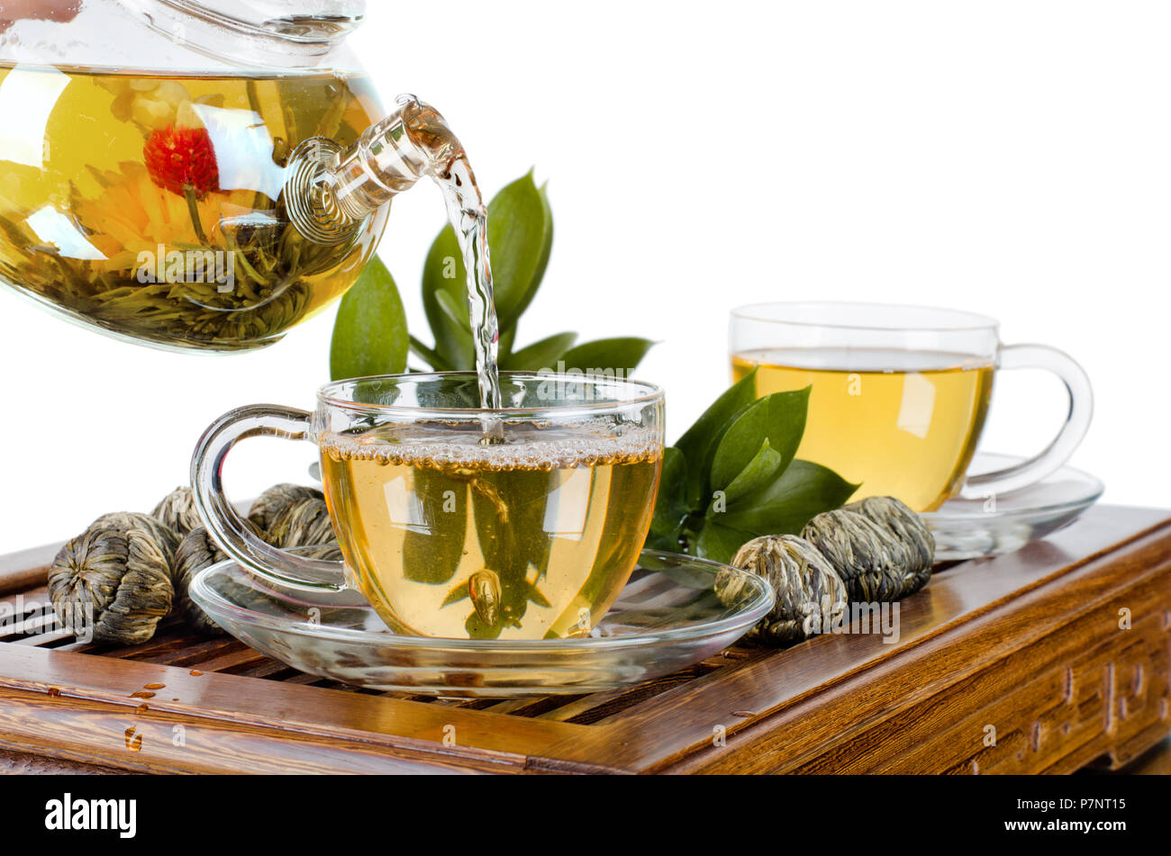 La vie toujours de la théière en verre tasse thé vert en débit sur fond blanc, isolé, cérémonie du thé Banque D'Images