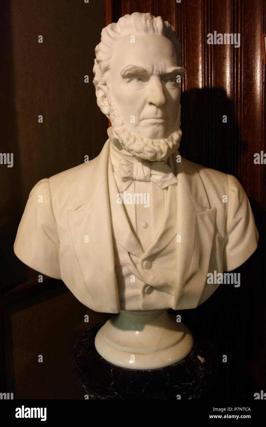 Anglais : buste en marbre de l'Éraste Fairbanks Fairbanks, maintenant dans le Musée et Planétarium, Huntsville, Alabama, USA. Ce buste est probablement par John Quincy Adams Ward ; voir 'La ville de Huntsville, Vt : un examen de cent vingt-cinq ans pour l'anniversaire pageant', Edward Taylor Fairbanks, 1912, page 325. Cette oeuvre est maintenant dans le parce que l'artiste est mort il y a plus de 70 ans. 18 août 2013, 12:58:46 146 Éraste Fairbanks - Fairbanks Museum et Planétarium - DSC04238 Banque D'Images