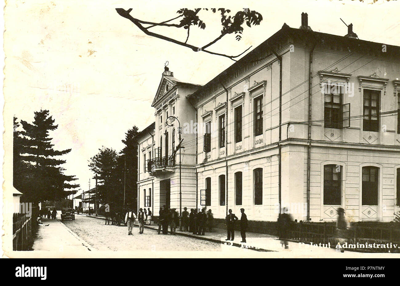 Anglais : Palais administratif à Târgu Jiu Gorj, l'ancien Hall au cours de l'entre-deux guerres. Le bâtiment historique a été construit en 1875. Român : Palatul Comptabilité/ din Târgu Jiu, un judeului prefectur apartment Gorj în perioada. interbelic Lieu historique national du Canada Cldirea a fost ridicat în anul 1875. Il s'agit d'une photo d'un monument historique en judeul Gorj, classés avec nombre GJ-II-m-B-09177 . Au début du xxe siècle. 300 DIN BUCURESTI Palatul administratif (2) Banque D'Images