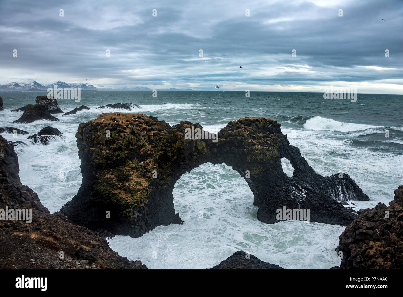 Gat Velcro, arch dans la mer, les vagues à la mer, le mauvais temps, à l'ouest de l'Islande, Islande Banque D'Images