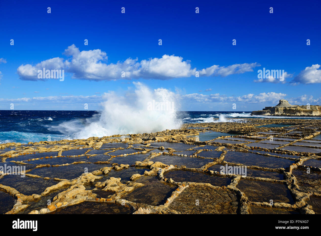 Gozo salines de la mer avec spray, Xwejni Bay, Gozo, Malte Banque D'Images