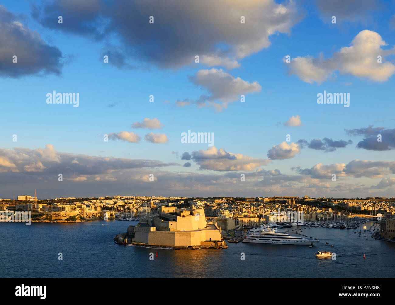 Vue sur la ville, vue de la partie supérieure de la Barracca Jardin de Grand Harbour, La Valette, Malte Banque D'Images