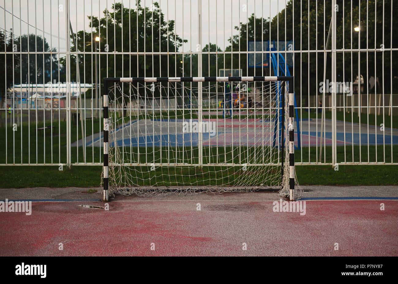 Sur le handball cour, détails d'un but durant la journée. Banque D'Images