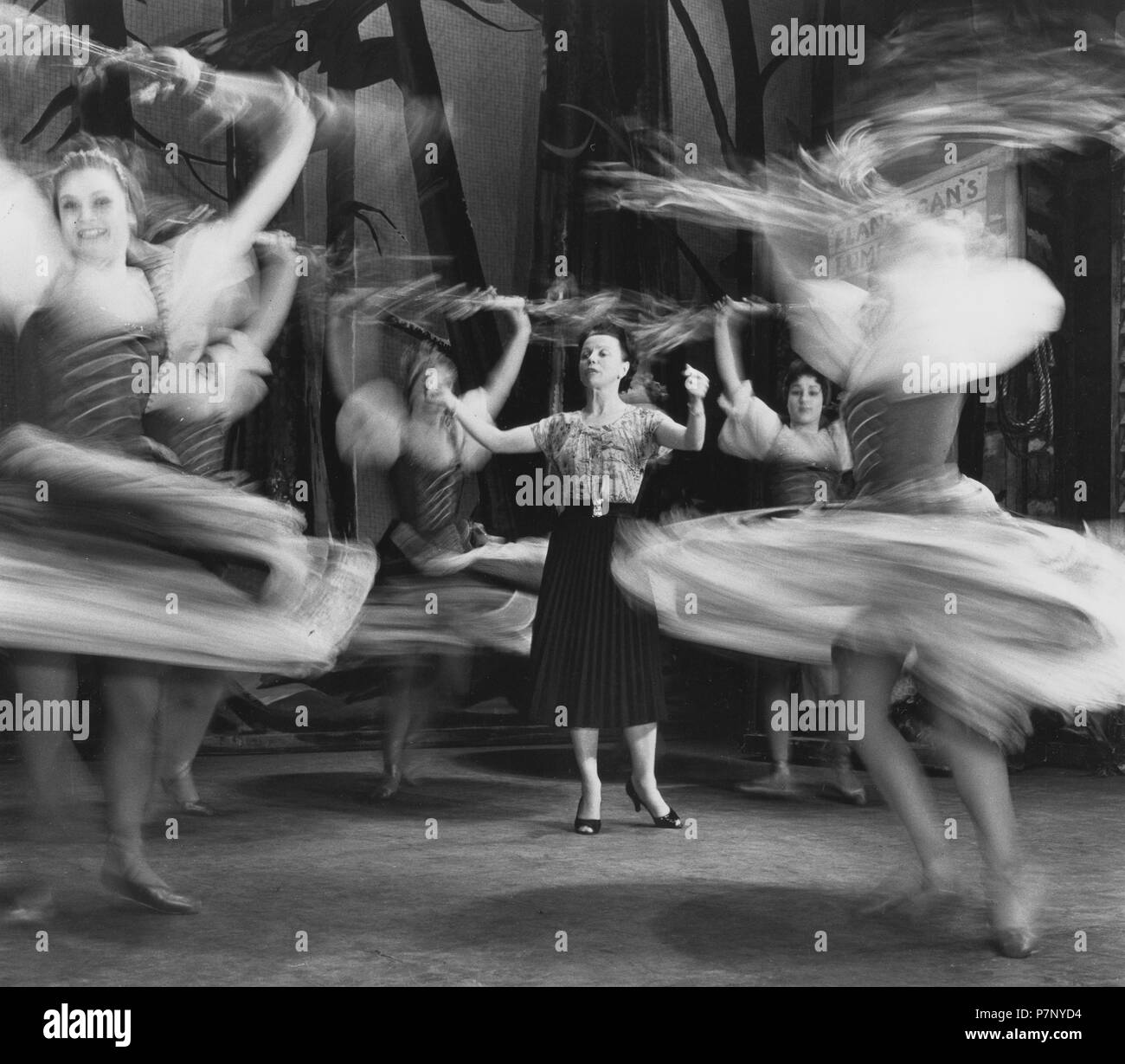 Femme donnant des leçons aux danseuses, Angleterre, Grande-Bretagne Banque D'Images