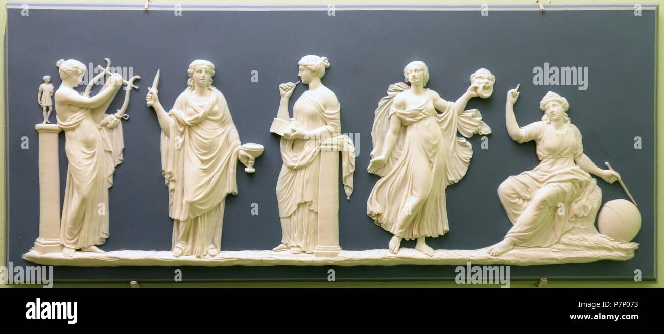 Anglais : Exposition dans le musée de Brooklyn - Brooklyn, New York, USA. Cette oeuvre est dans le car l'artiste est mort il y a plus de 70 ans. La photographie était permise dans le musée sans restriction. 30 octobre 2013, 13:16:33 160 Cinq Muses, attribuée à John Flaxman, Jr. - Wedgwood &amp, Bentley, 1778-1780 - Musée de Brooklyn - DSC09011 Banque D'Images