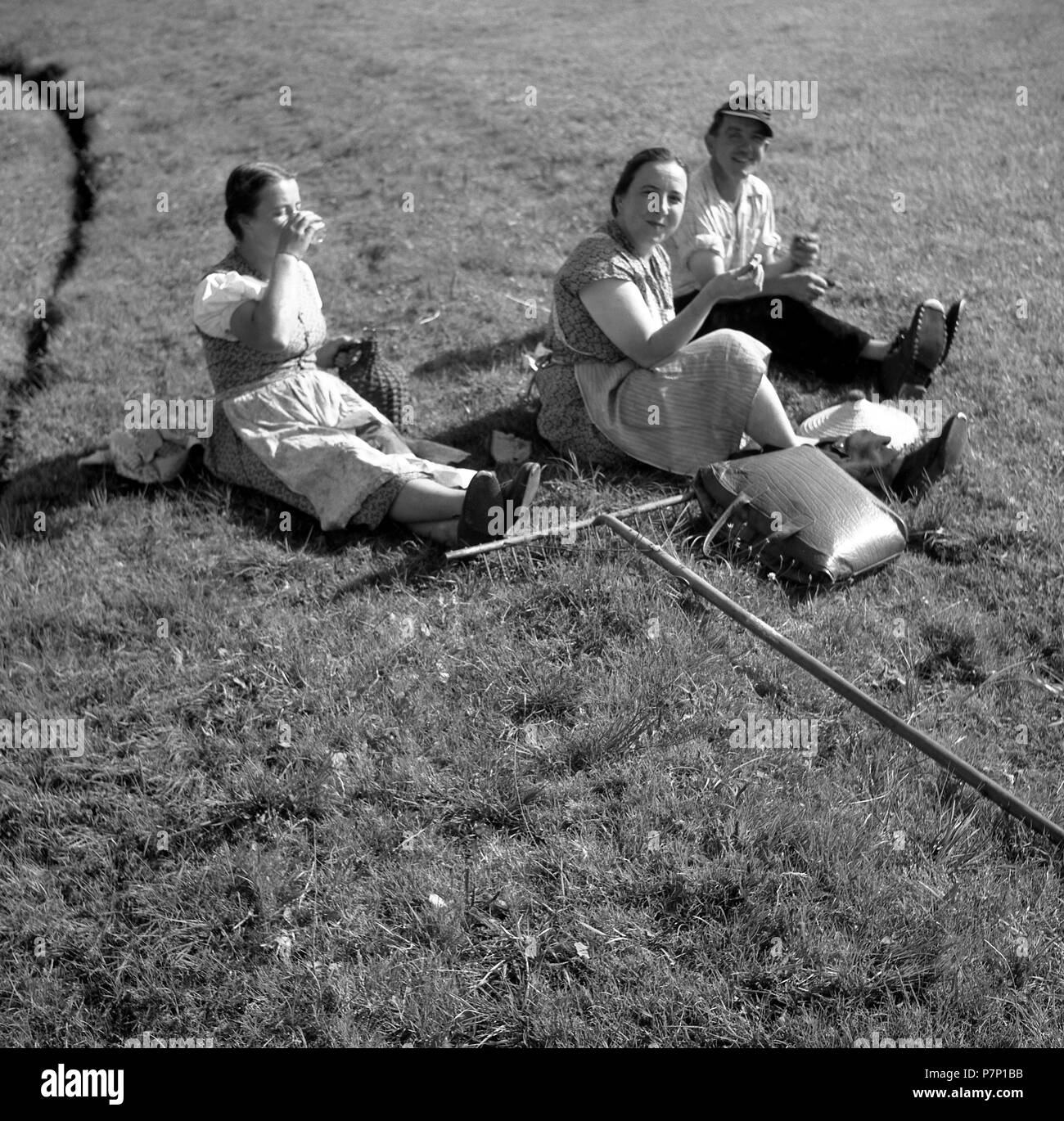 Les travailleurs de terrain de prendre une pause, de l'agriculture, ca. 1955, près de Fribourg, Allemagne Banque D'Images