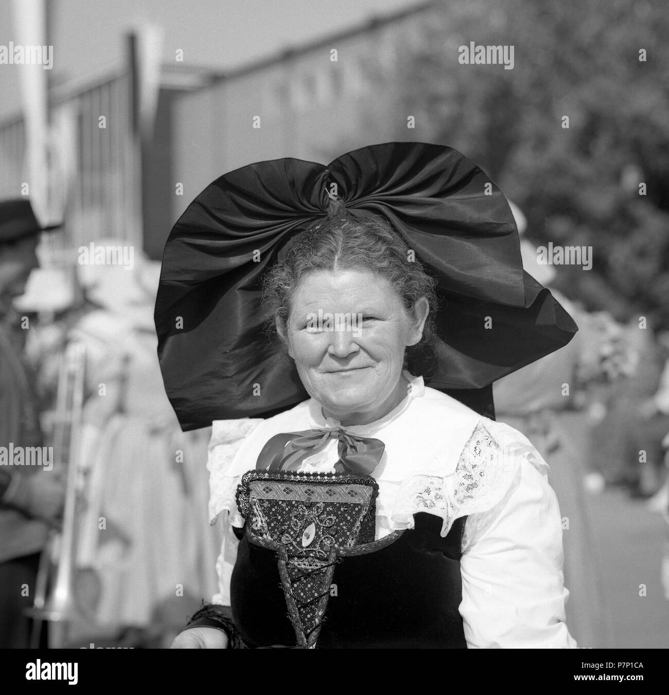 Vieille Femme en costume traditionnel traditionnel avec des ornements pour les cheveux, ca. 1955, Freiburg, Allemagne Banque D'Images