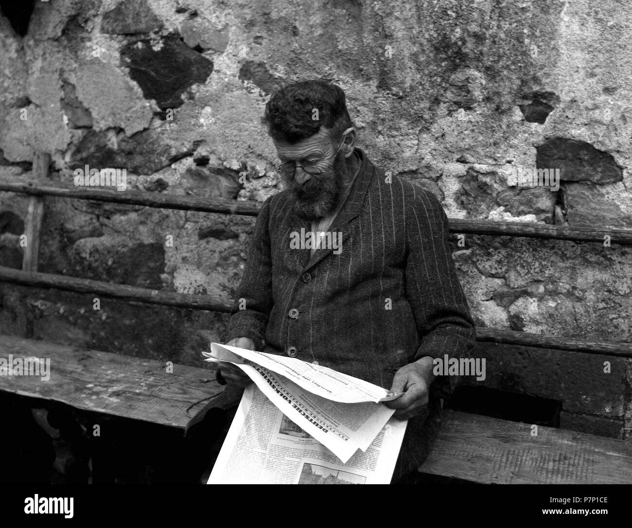 Lecteur de journaux, ca. 1955, Freiburg, Allemagne Banque D'Images