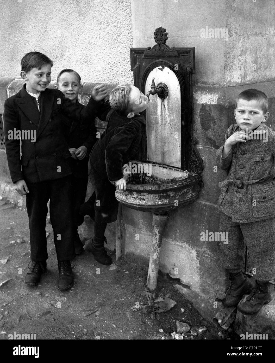 Les enfants boivent de Brunnen, ca. 1955, Freiburg, Allemagne Banque D'Images