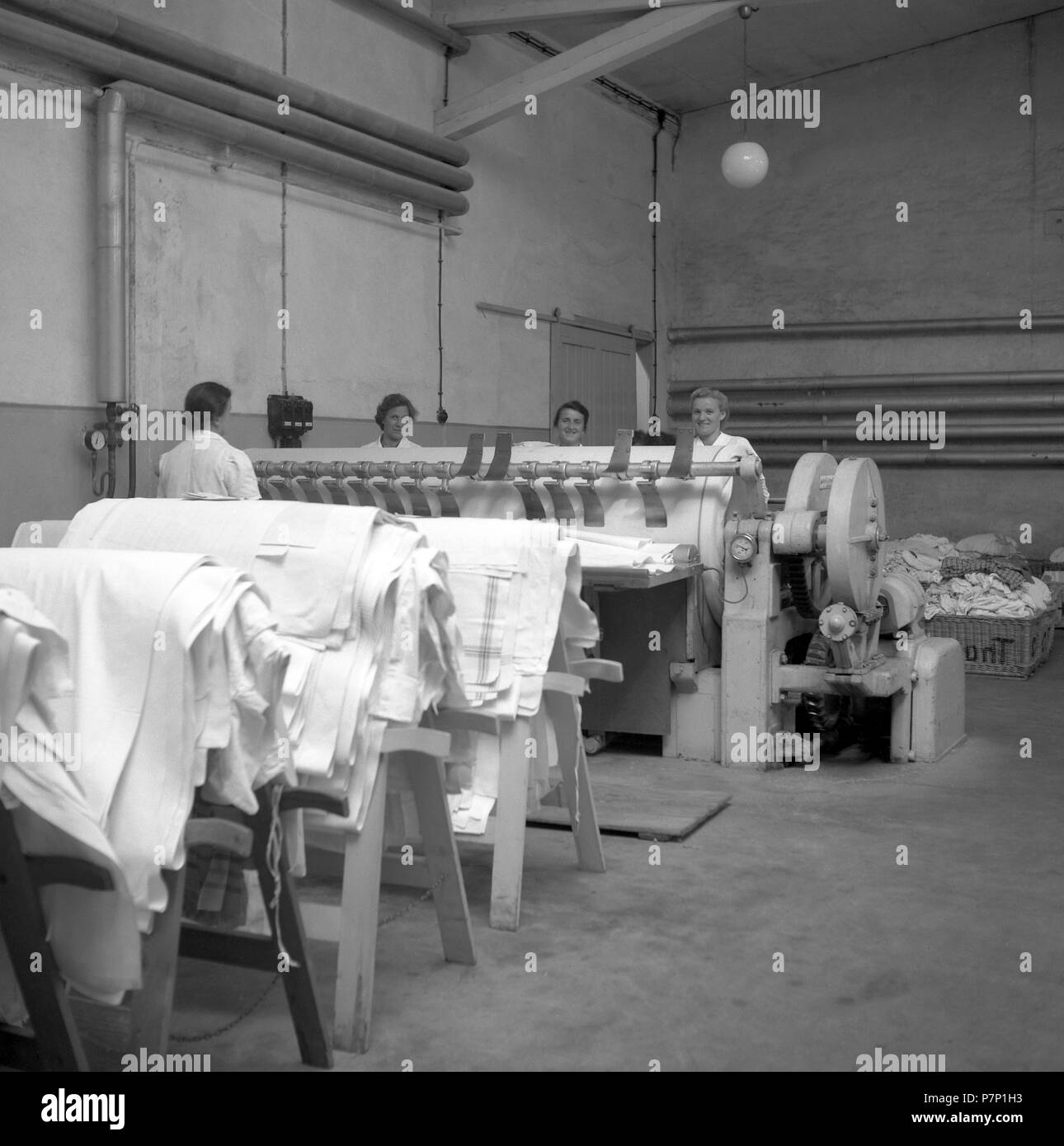 Les femmes qui travaillent sur une machine de tissage courbure autour de 1950, Freiburg, Allemagne Banque D'Images