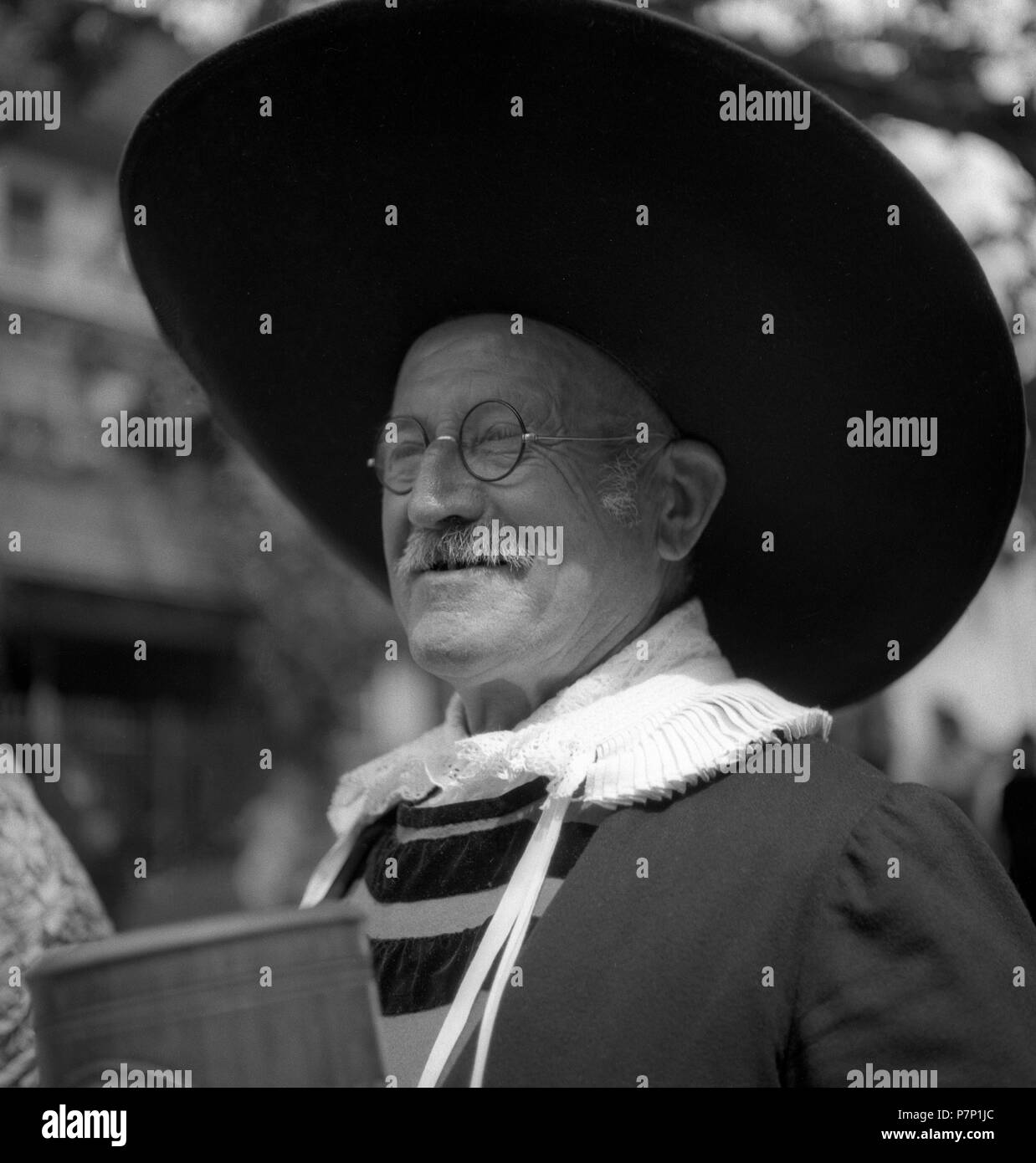 Vieil homme avec très grand chapeau, carnaval, autour de 1950, Freiburg, Allemagne Banque D'Images