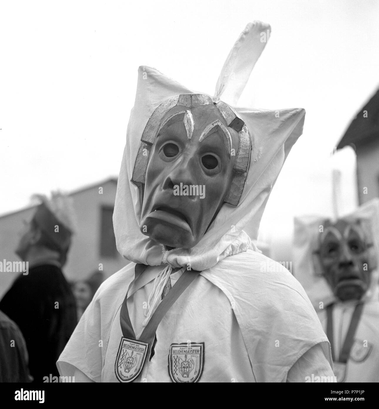 Avec l'homme à la triste, masque de carnaval, autour de 1950, près de Fribourg, Allemagne Banque D'Images