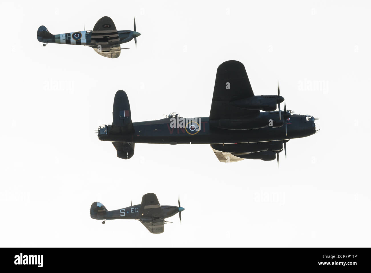 Battle of Britain Memorial Flight vu avant le coucher du soleil à l'Airshow 2018 Southport. Banque D'Images