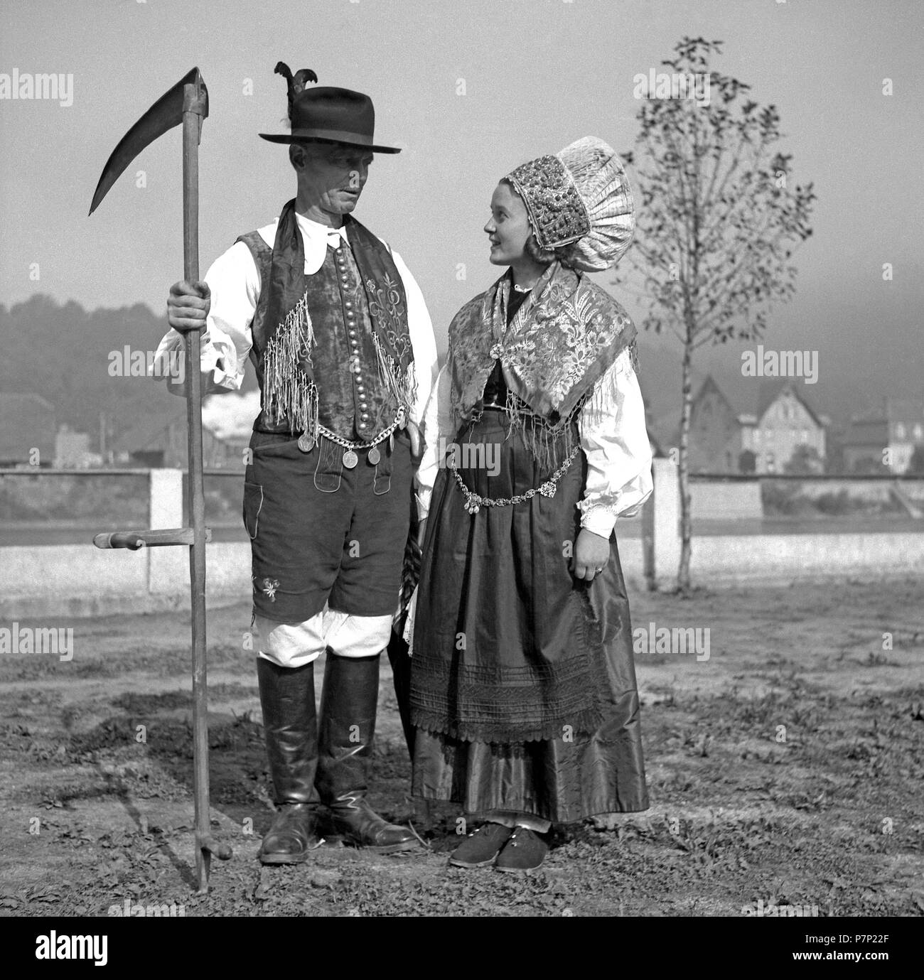 Couple en costumes traditionnels, environs de Fribourg ca. 1945 à 1955 Banque D'Images