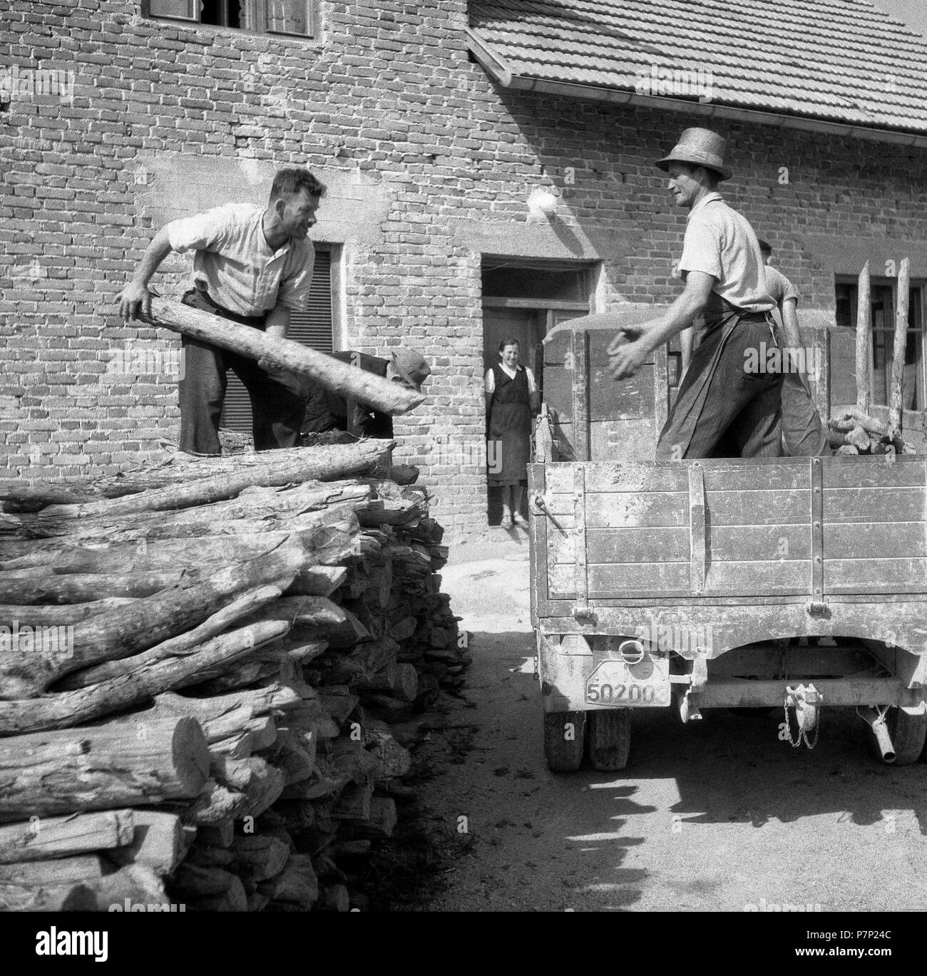 Les hommes charger des journaux sur un chariot, ca. 1945 à 1955, près de Fribourg, Allemagne Banque D'Images