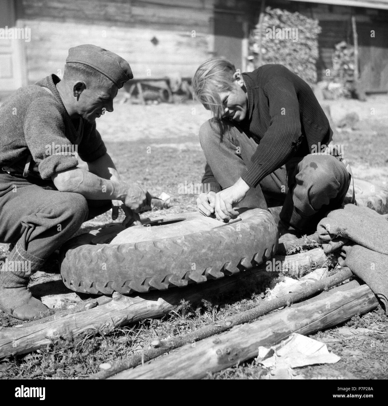 Attaque contre l'Union soviétique, l'opération Barbarossa, légende originale : Dans Vidomlja 1941, lors de la réparation des pneus de voiture. vidomlja Banque D'Images