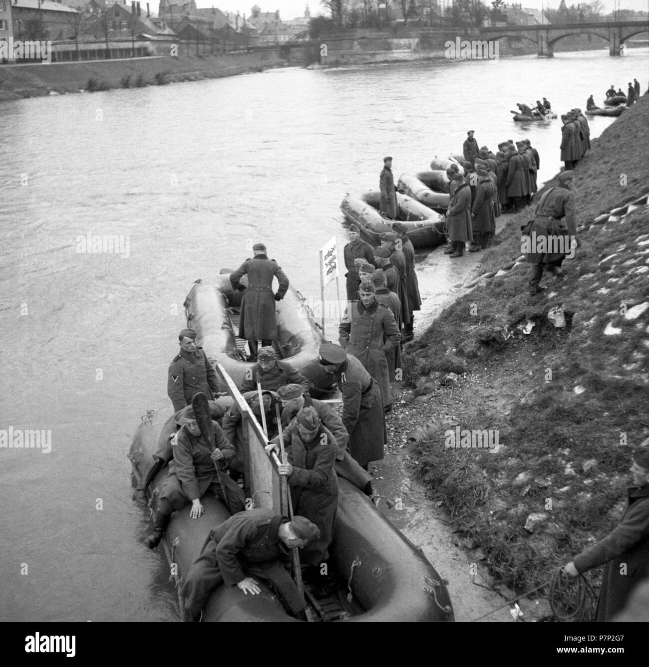 Env. 1939,1941, la formation, la Wehrmacht légende originale : Ulm, bateaux gonflables sur le Danube, Ulm, Allemagne Banque D'Images