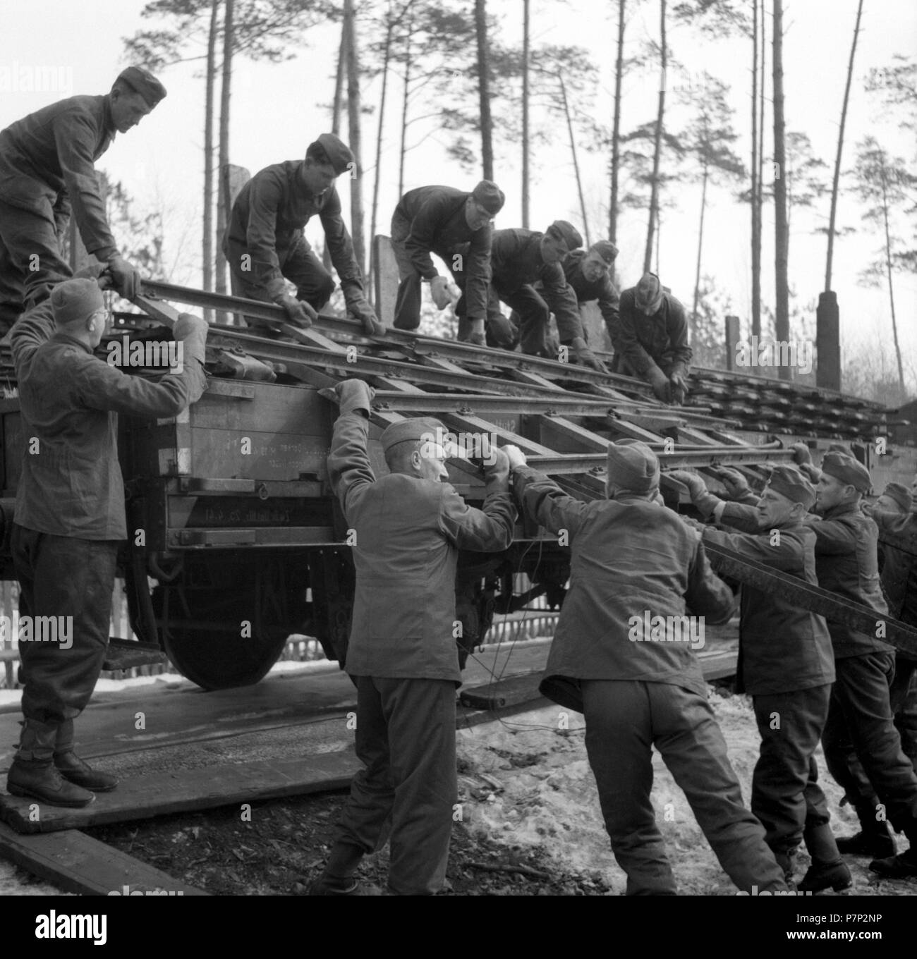 Env. 1939,1941, la formation des soldats de la Wehrmacht, rail de levage pièces détachées sur un chariot, Ulm, Allemagne Banque D'Images