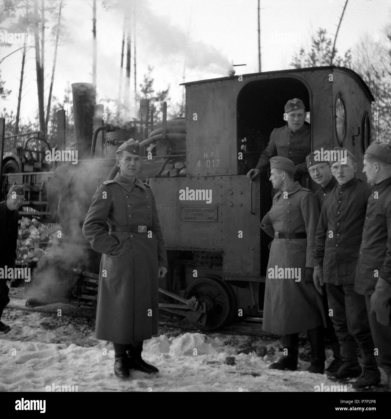 Env. 1939,1941, la formation des soldats de la Wehrmacht, posant devant une locomotive à vapeur, Ulm, Allemagne Banque D'Images